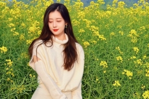 主持人张小薇晒照:2026和油菜花的合影 回去擦衣服花了一个小时 - 资讯配图