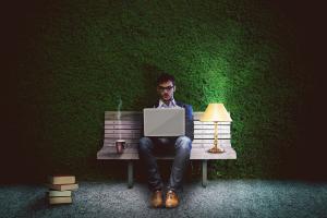 AI导致失业是假的？行业人士拿出证据：软件工程岗位三年来新高 - 资讯配图