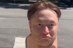 骇人！马斯克人头机器狗惊现旧金山街头：可自主行走 还能与路人互动 - 资讯配图