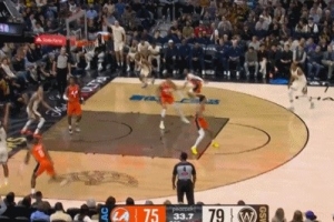 这属实不应该！穆迪底角大空位三分投到篮筐侧面上沿 自己很懊恼 - 资讯配图