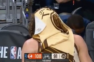 不甘心！勇士大势已去 波杰姆斯基场边毛巾捂脸很沮丧 - 资讯配图