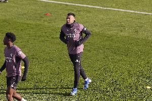 队报：姆巴佩膝伤无需手术但需耐心休养，复出时期尚不确定 - 资讯配图