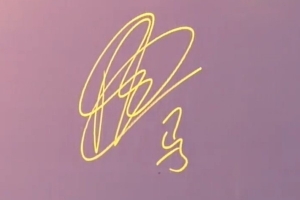 国安德籍经理马永明出席中国金球奖颁奖仪式,并在签名墙书写马字 - 资讯配图