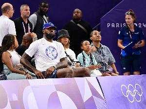 LBJ:女儿陪我打客场感觉很特别 我们一起去了恶魔岛和金门大桥 - 资讯配图