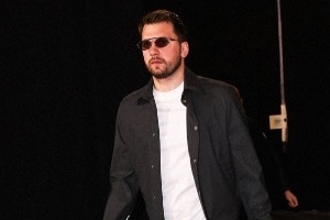 湖勇大战!湖人官推晒赛前入场照 东契奇詹姆斯里夫斯领衔 - 资讯配图