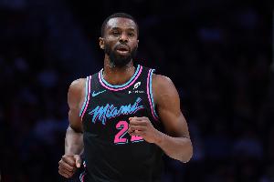 返场暴扣2+1定胜局!维金斯被肘一度回更衣室 贡献12分6板4助3帽 - 资讯配图