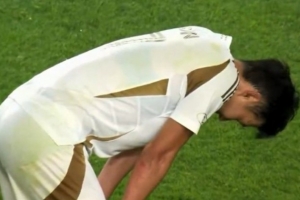 33岁是个坎?孙兴慜造2红但多次失良机,2轮0球赛后扶膝摇头叹气 - 资讯配图