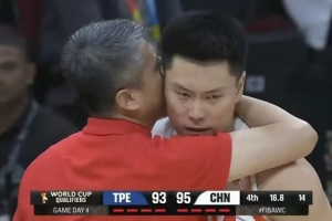 被郭士强搂着耳语！李弘权：郭导说防得好 专注打完比赛 不要犯规 - 资讯配图