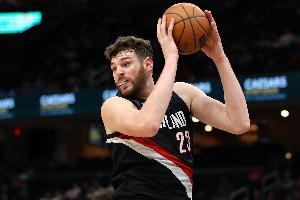 次节状态回暖!克林根半场7中3拿下10分8板3助 - 资讯配图