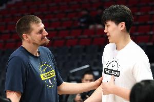 拓媒：解说动不动就说杨瀚森是小约基奇 这样做对杨没一点好处 - 资讯配图