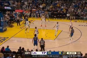 慵懒！艾顿一分钟连续3球散步式防守 雷迪克忍无可忍撤下他 - 资讯配图