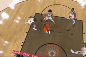 发力一波流？伦纳德追身三分 随后穿越多人左手拉杆上篮打停勇士 - 资讯配图