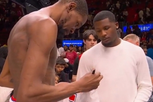 露出性感身材!杜兰特赛后和猛虎队外接手Higgins交换球衣 - 资讯配图