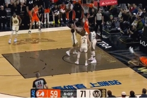 两分到手！加兰反击助飞伦纳德空接上篮被干扰 好在加兰补篮命中 - 资讯配图