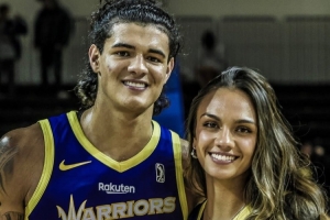 漂亮女友恭喜桑托斯续约：我的爱人！这份成就是属于你的 - 资讯配图