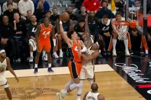 可惜啊！尼德豪泽接球顺下 起飞欲隔扣桑托斯被犯规破坏 - 资讯配图