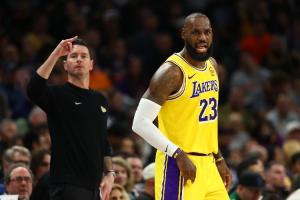 雷迪克：球员们想用正确的方式打球 教练组一直在寻找赢球办法 - 资讯配图