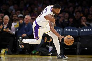 雷迪克：斯马特用防守点燃激情 不仅有扑抢地板球&防中锋也稳当 - 资讯配图