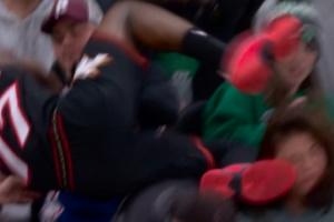 埃奇库姆救球不小心踢到女球迷 后者直接挂彩 VJ赶紧来抱抱安慰下 - 资讯配图