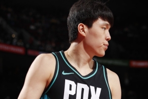 终于获得出场机会!杨瀚森末节2分15秒上场 补篮拿到2分1前场板 - 资讯配图