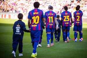 巴萨球迷沉浸在马年的祝福中 愿所有萨迷全年都充满爱与喜悦 - 资讯配图