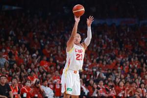 打得不错!贺希宁9中4&三分5中2得10分 第二节8分&末节打进追平球 - 资讯配图