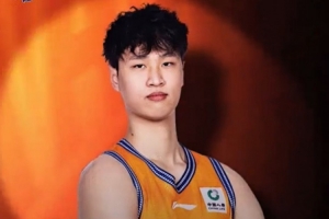 以无畏之姿继续前行！祝上海男篮小将于泓翔22岁生日快乐！ - 资讯配图