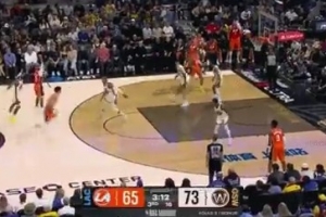 追回来了！加兰弧顶三分球&克里斯·邓恩断球暴扣 分差仅剩3分 - 资讯配图