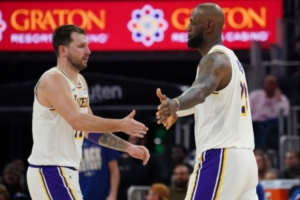 键盘侠|湖人一赢球论坛里一片死寂！美球迷：湖蜜和勇蜜一样魔怔 - 资讯配图