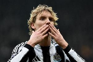 邮报:沃尔特马德预计会留在纽卡不会去拜仁,他短期内踢8号位 - 资讯配图