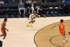 别有大碍！穆迪接球时被克里斯·邓恩打到左手臂 有些受伤下场 - 资讯配图