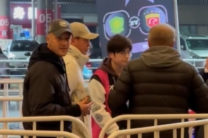 考察对手?记者:申花主帅斯卢茨基来到现场观看超级杯 - 资讯配图