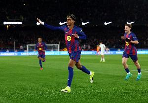 帽子戏法助球队取胜,亚马尔当选巴萨4-1黄潜一役MVP - 资讯配图