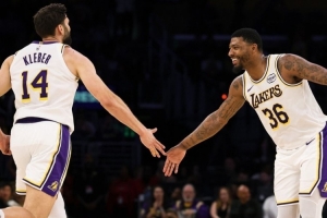 湖人官方赢球海报封面：斯玛特&克莱伯击掌 前者贡献9分3板3助5断 - 资讯配图