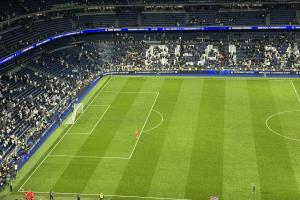 联赛两连败，皇马球员赛后只有库尔图瓦向球迷谢场 - 资讯配图