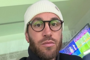 表情严肃!拉莫斯重返伯纳乌观看比赛,皇马主场输球 - 资讯配图