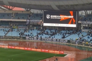 大战一触即发！媒体人社媒晒超级杯现场视频，目前球场还比较空旷 - 资讯配图