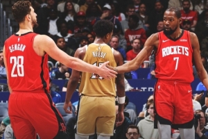 合砍62分！火箭官方赢球海报：杜兰特与申京携手登上封面 - 资讯配图