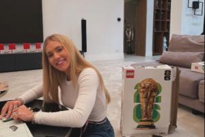 维尼修斯晒照和女友拼“大力神杯”乐高,旁边陈列柜摆放众多奖杯 - 资讯配图