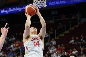 7人轮换VS12人轮换!中国男篮连续两场逆转 我们正在拥抱硬汉篮球 - 资讯配图