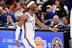 征服客场！亚历山大第四节罚球时 独行侠主场响起MVP呼声 - 资讯配图