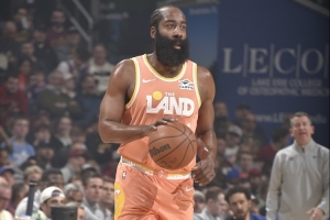 阿特金森：上半场哈登还不是100%状态 但下半场他挺身而出 - 资讯配图