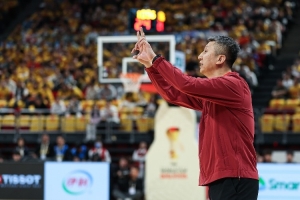 苏群：不完美的中国男篮完成逆转 我们赢在轮换人数多&气势上来了 - 资讯配图