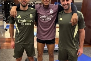 努力康复！姆巴佩晒与体能教练和理疗师合照：全看努力 - 资讯配图