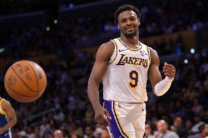 球迷热烈欢呼!布朗尼末节中段登场 命中一记三分还送2助攻! - 资讯配图