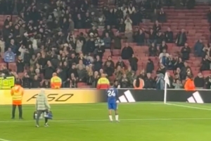 切尔西跟队：其他球员赛后短暂致意就离场，只有詹姆斯仍独自谢场 - 资讯配图