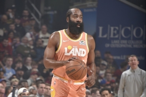 阿特金森:哈登还没完全康复 他总是带伤出战&但是仍然打的很好 - 资讯配图