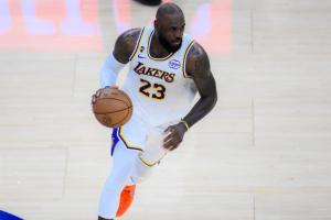 骑士+湖人!詹姆斯在两支球队命中1000+三分 历史首人 - 资讯配图