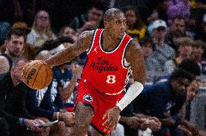 被打到头部回更衣室！克里斯·邓恩5中4高效拿下9分3板4助3断 - 资讯配图