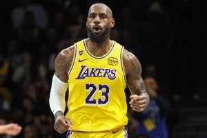 詹姆斯近14场对阵勇士场均31.6分8.7板10助 命中率52%/46.3%/81% - 资讯配图